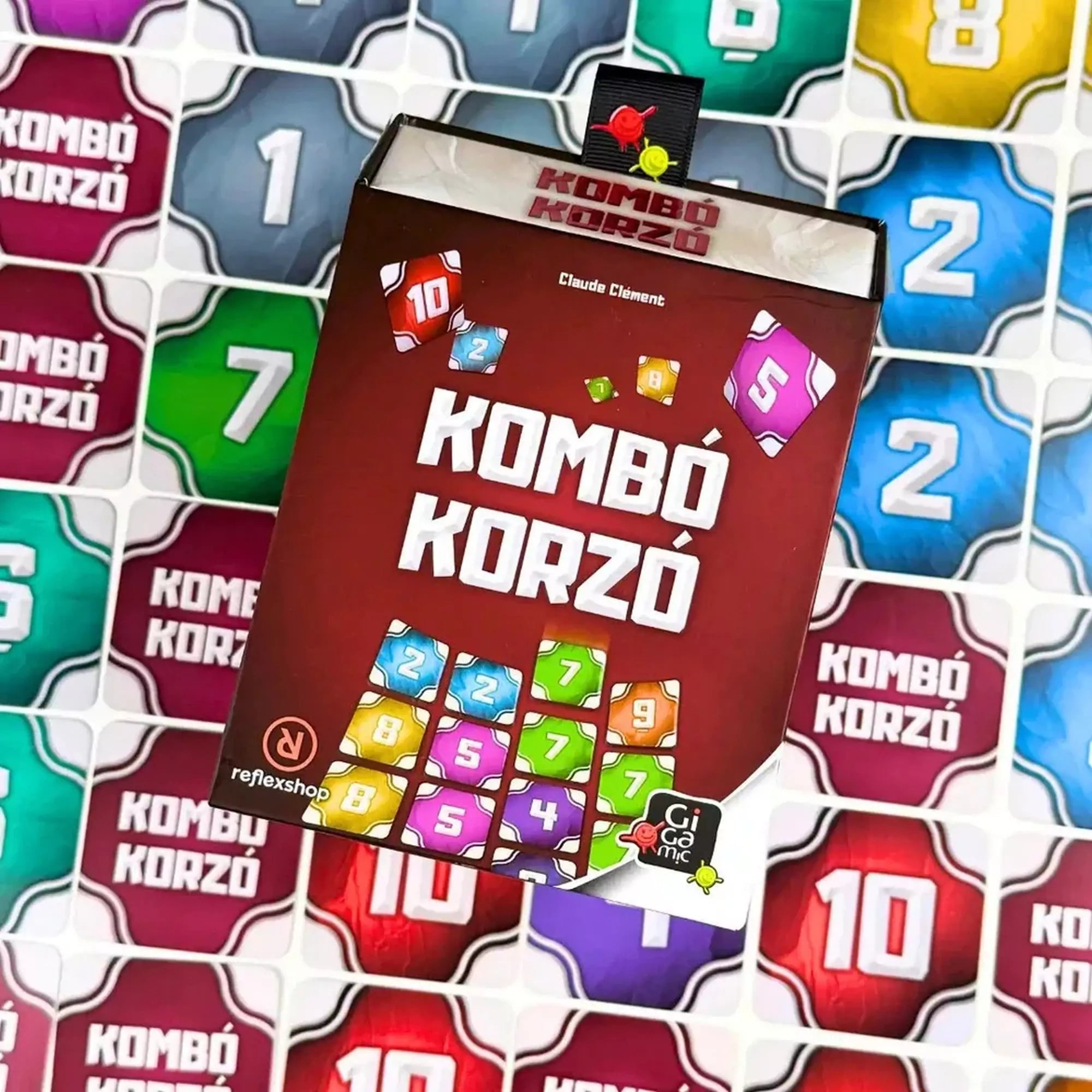 A Kombó Korzó társasjáték doboza színes, számozott kártyák hátterében, látványos játékhangulatot sugallva.