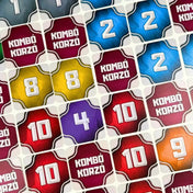 A Kombó Korzó társasjáték színes, számozott kártyái közelről, piros, kék, zöld, lila és sárga lapokkal.