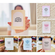 Közelebb egymáshoz kártyajáték különböző színű lapjai, amelyeken pénzről és kapcsolatokról szóló kérdések láthatók, kézben tartva és asztalon elhelyezve.