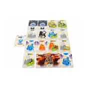 Játék közben készült kép, ahol a játékosok lebegő világot építenek színes kártyákból. A vulkánok, hegyek, erdők és portálok látványos, stratégiai elrendezésben helyezkednek el.