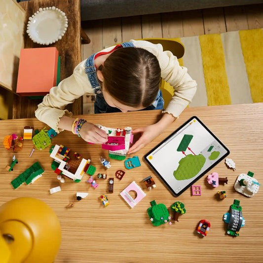 LEGO Animal Crossing: Kreatív házak: vidám évszakok 77057 dobozának hátoldala, a házak átalakítási lehetőségeivel és évszakos jelenetekkel.