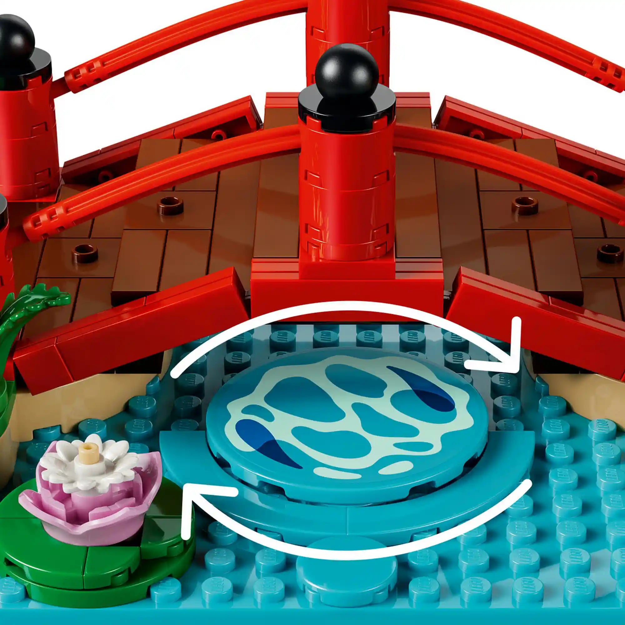 Közeli részlet a LEGO Animal Crossing: Timmy és Tommy vidám kirándulása 77059 készlet forgatható taváról, amely mozgásba hozva azt az illúziót kelti, mintha a halak a vízben úsznának a piros híd alatt.