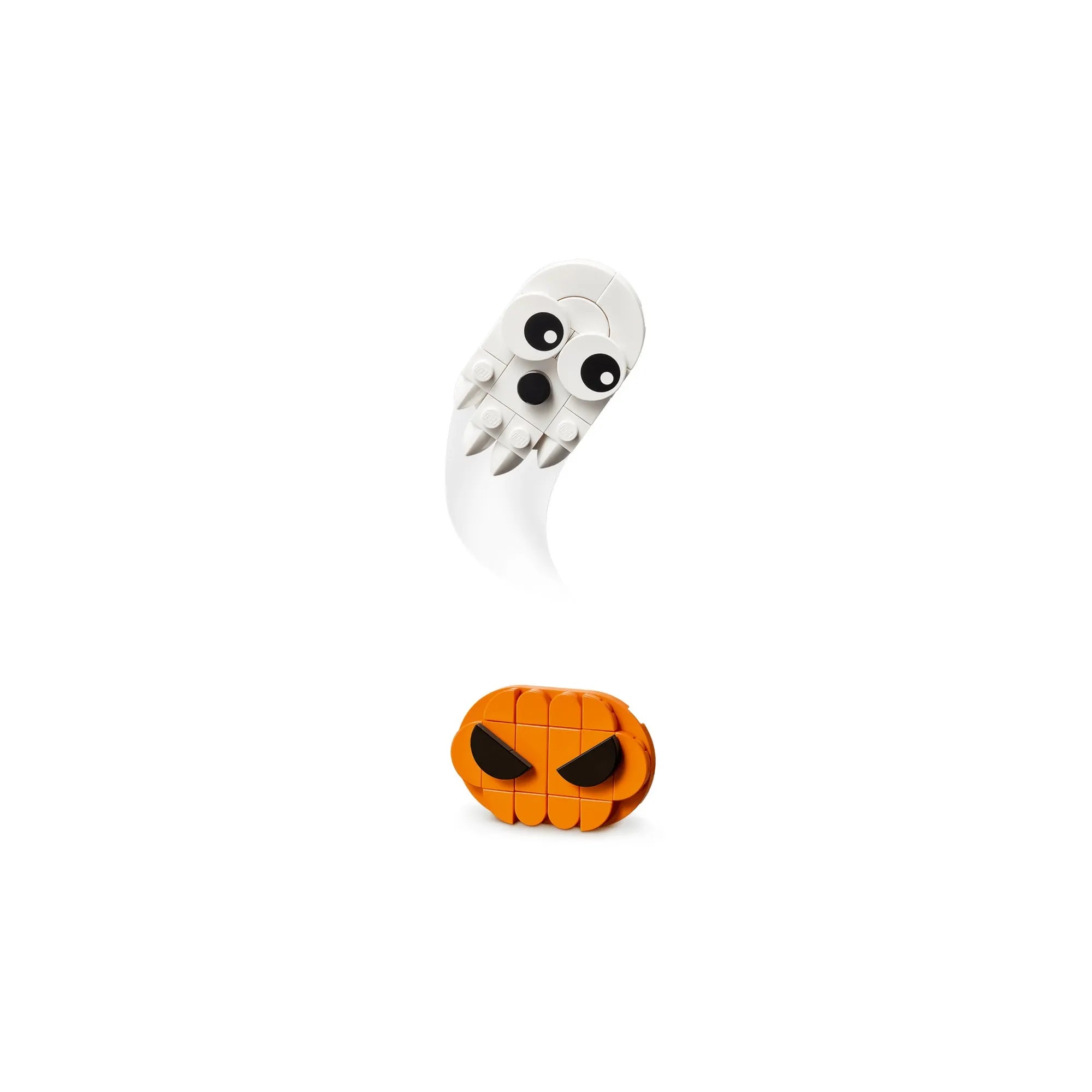 LEGO Halloweeni koszorú 40825 fehér szellemfigurája nagy fekete szemekkel és narancssárga tökfeje fekete szemekkel, fehér háttéren.