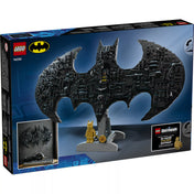 LEGO DC Batman logó 76330 hátoldali dobozkép, állványra helyezett Batman szimbólum modellel és Batman minifigurákkal.