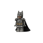 LEGO Batman minifigura közelről, páncélozott Batman karakter szövett köpennyel a Batmobile készletből.