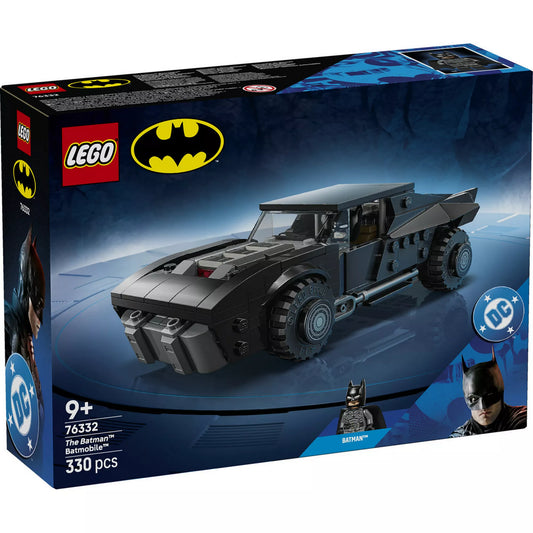 LEGO DC Batman Batmobile 76332 dobozkép, fekete Batmobile modellautó és Batman minifigura a LEGO Batman készlet 330 darabos változatával.