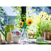 LEGO napraforgók vázában elhelyezve kerti asztalon dekorációként természetes fényben