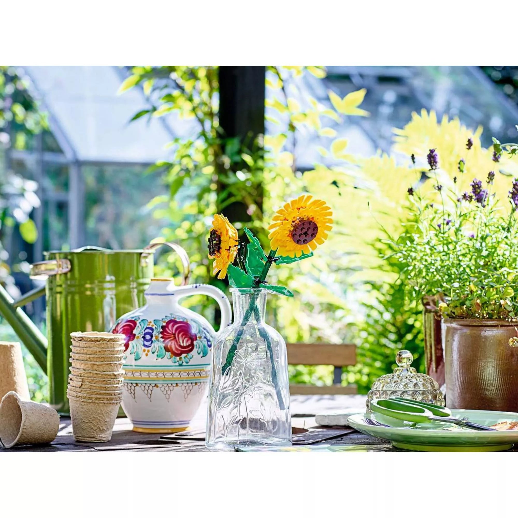 LEGO napraforgók vázában elhelyezve kerti asztalon dekorációként természetes fényben