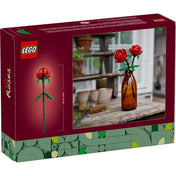 LEGO Roses (40460) doboz hátoldala, amely a megépített vörös rózsákat mutatja barna vázában dekorációként