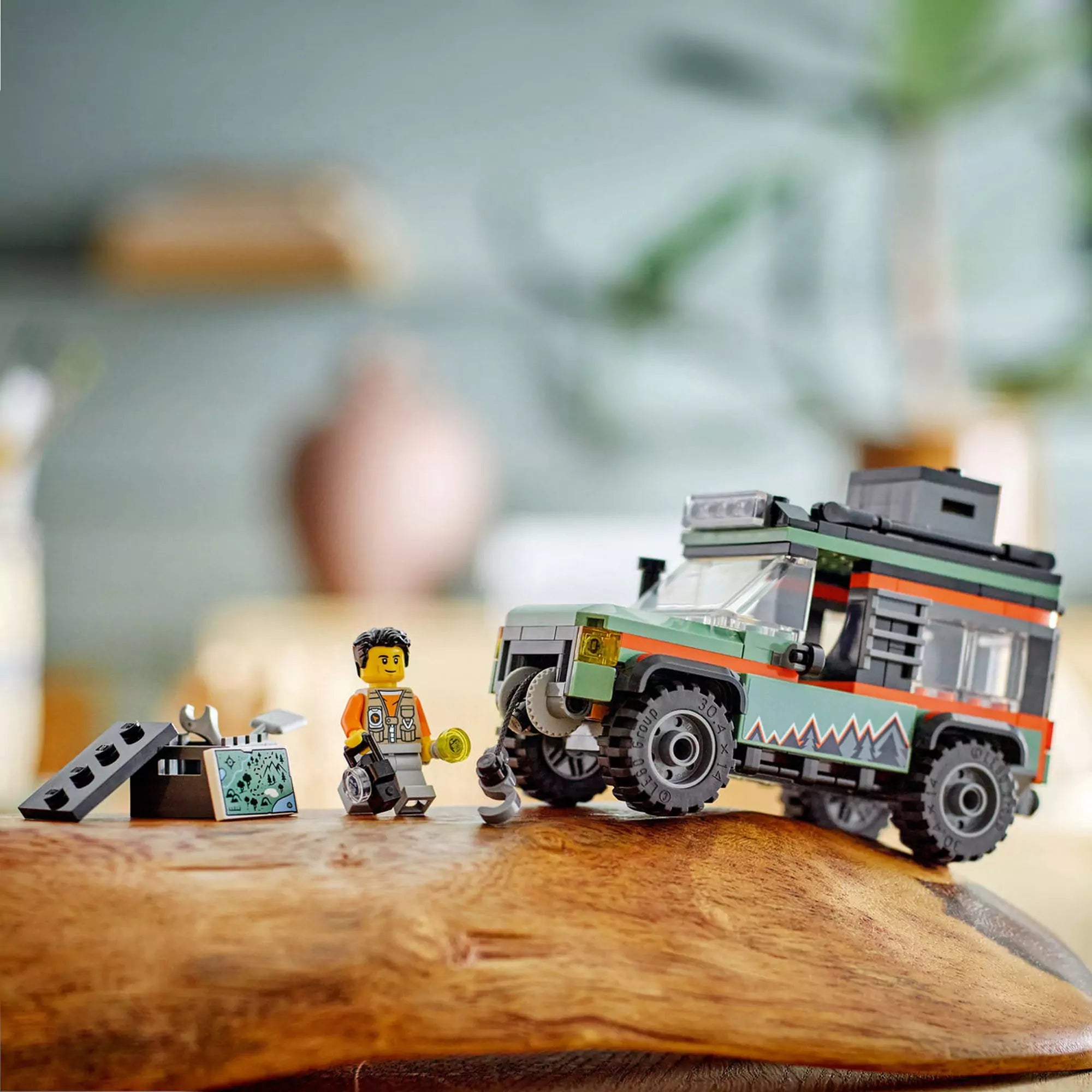 LEGO City 4x4-es off-road terepjáró 60447 - kalandor minifigurával és felfedező felszereléssel a természetjáráshoz.