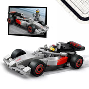 LEGO City Audi Formula 1 versenyautó 60493 készletből pilóta minifigurával és részletes pilótafülkével.