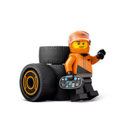  LEGO minifigura McLaren pilótával és új gumikészlettel a LEGO City F1 pilóta McLaren versenyautóval (60442) szettből.