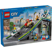 LEGO City Határok nélkül: Versenypálya rámpákkal (60460) – Izgalmas versenypálya rámpákkal és soapbox autókkal, amely fantáziadús játékot kínál a gyerekeknek.