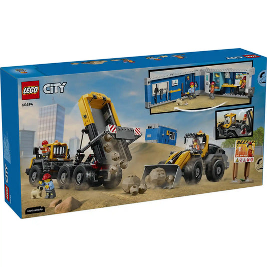LEGO City Homlokrakodó és billenőplatós teherautó (60494) hátoldali dobozkép, amely bemutatja a dömper billenthető platóját, a homlokrakodó funkcióit és a részletesen berendezett mobil építési irodát.
