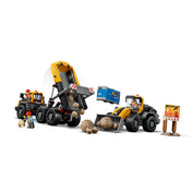 LEGO City 60494 építési jelenet billenőplatós teherautóval, homlokrakodóval, kövekkel, építkezési táblával, mobil irodával és munkás minifigurákkal.
