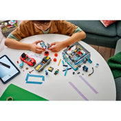 LEGO City Önkiszolgáló autómosó 60497 építés közben LEGO Builder alkalmazással és szétszedett modellekkel
