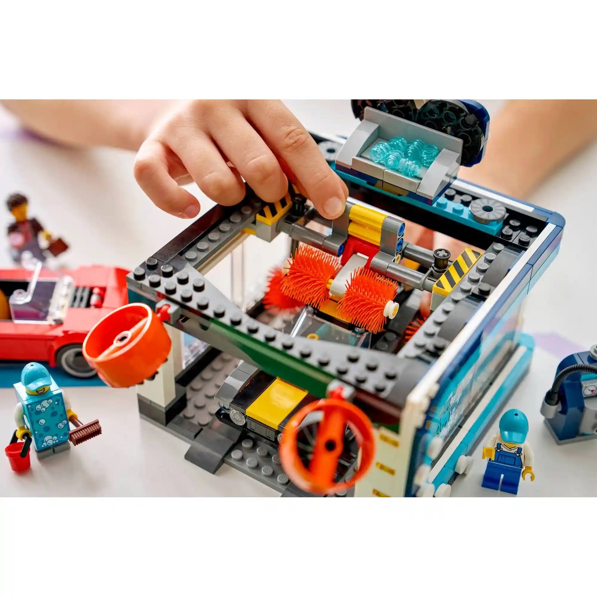 LEGO City 60497 autómosó belső mechanikája mozgatható kefékkel és vízpermet funkcióval