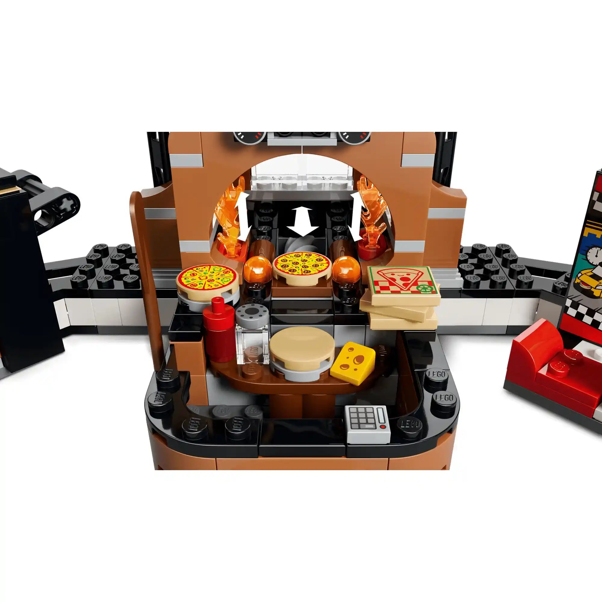 Közelkép a LEGO City 60496 pizzéria mozgatható fatüzelésű kemencéjéről, lángokkal és készülő pizzákkal.