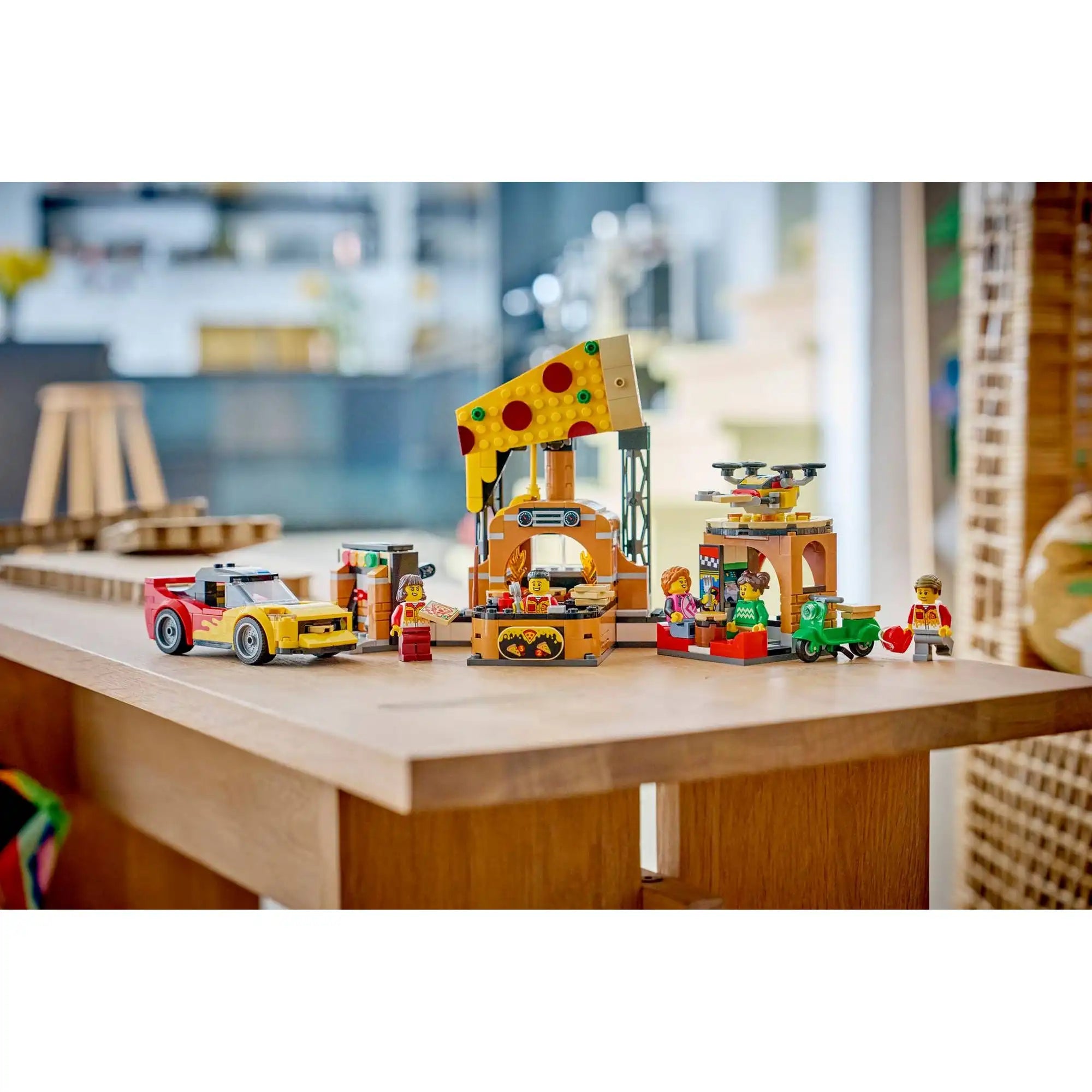 A LEGO City Pizzéria kiszállító járművekkel 60496 teljes összeépített modellje pizzériával, étkezőrésszel, autóval, robogóval és minifigurákkal.