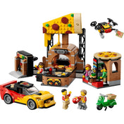 A LEGO City Pizzéria kiszállító járművekkel 60496 teljes összeépített modellje pizzériával, étkezőrésszel, autóval, robogóval és minifigurákkal.