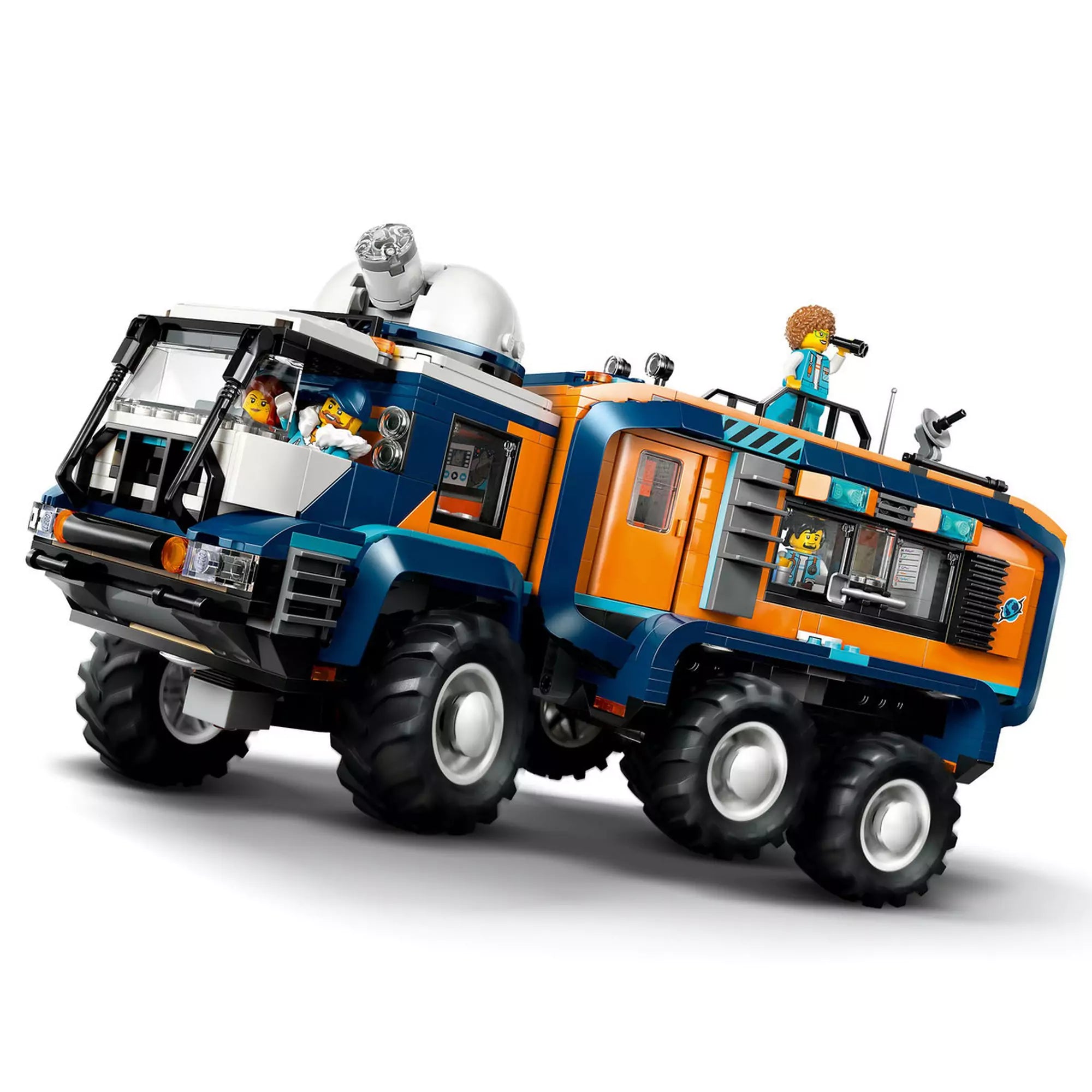 Közelkép a LEGO City Arctic Truck (60471) sarkvidéki teherautóról, hatalmas kerekekkel, narancssárga és kék színkombinációval, valamint minifigurákkal a kabinban.