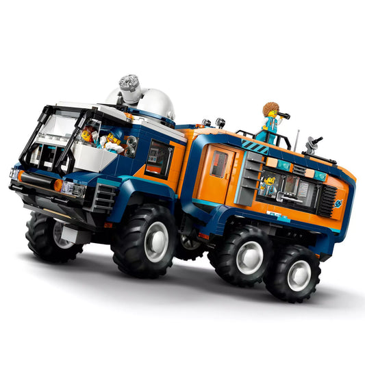 Közelkép a LEGO City Arctic Truck (60471) sarkvidéki teherautóról, hatalmas kerekekkel, narancssárga és kék színkombinációval, valamint minifigurákkal a kabinban.