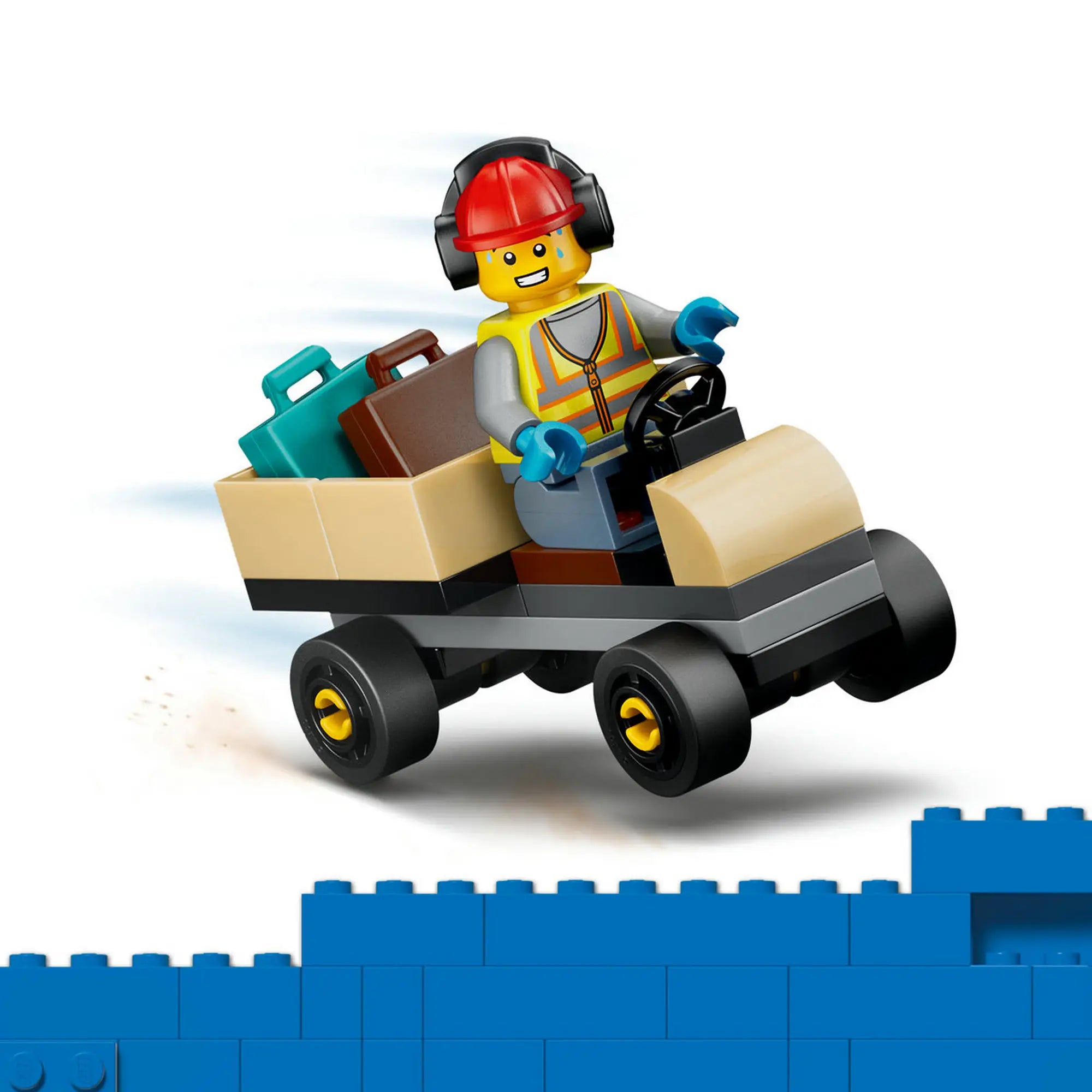LEGO City repülőtéri poggyászszállító kocsi repülőtéri dolgozó minifigurával. A kis jármű csomagokat és bőröndöket szállít a repülőgéphez, miközben a dolgozó védősisakot és hallásvédőt visel.