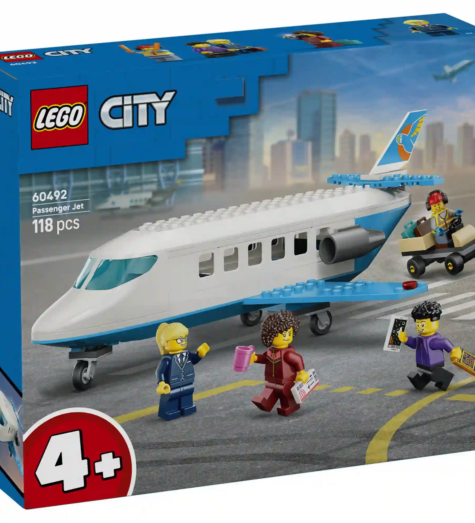 LEGO City Utasszállító repülőgép (60492) készlet hivatalos dobozképe. A csomagoláson a sugárhajtású repülőgép, a poggyászszállító jármű, a pilóta, a repülőtéri dolgozó és az utasok láthatók egy repülőtéri környezetben.