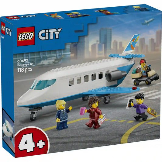 LEGO City Utasszállító repülőgép (60492) készlet hivatalos dobozképe. A csomagoláson a sugárhajtású repülőgép, a poggyászszállító jármű, a pilóta, a repülőtéri dolgozó és az utasok láthatók egy repülőtéri környezetben.