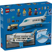 A LEGO City Utasszállító repülőgép (60492) készlet hátoldala, amely bemutatja a repülőgép nyitható szerkezetét, a belső utasteret, a minifigurákat és a könnyen követhető építési funkciókat.