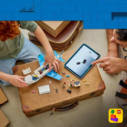 Gyermek és felnőtt együtt építi a LEGO City Utasszállító repülőgép modellt, miközben a LEGO Builder alkalmazás digitális 3D-s útmutatója segíti az építést.