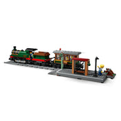 LEGO City Veterán gőzvonat 60511 állomásjelenete működő jelzőberendezéssel, peronnal, lámpaoszloppal és klasszikus vasúti kocsival.