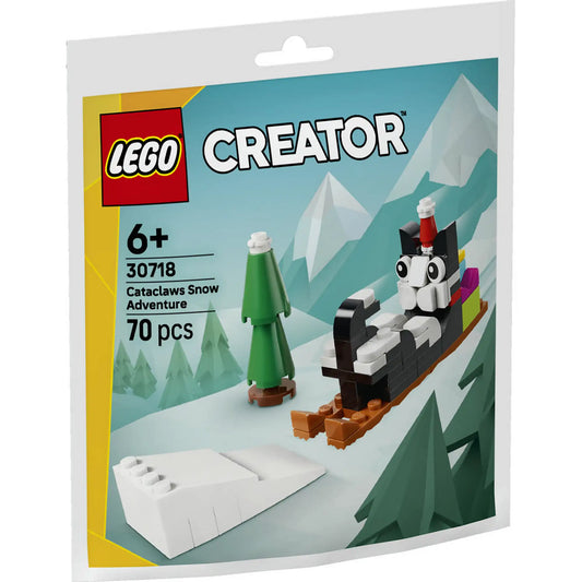 LEGO Creator Cataclaws Snow Adventure (30718) polybag csomagolás, amelyen egy fekete-fehér macska látható szánkón ülve, mikulássapkában, havas hegyvidéki háttér előtt.