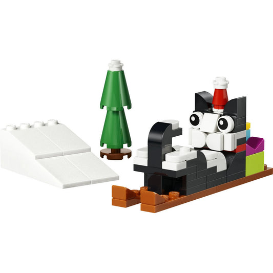 LEGO Creator Cataclaws Snow Adventure (30718) megépített modellje. A fekete-fehér macska mikulássapkát visel és egy barna szánkón ül színes ajándékokkal.