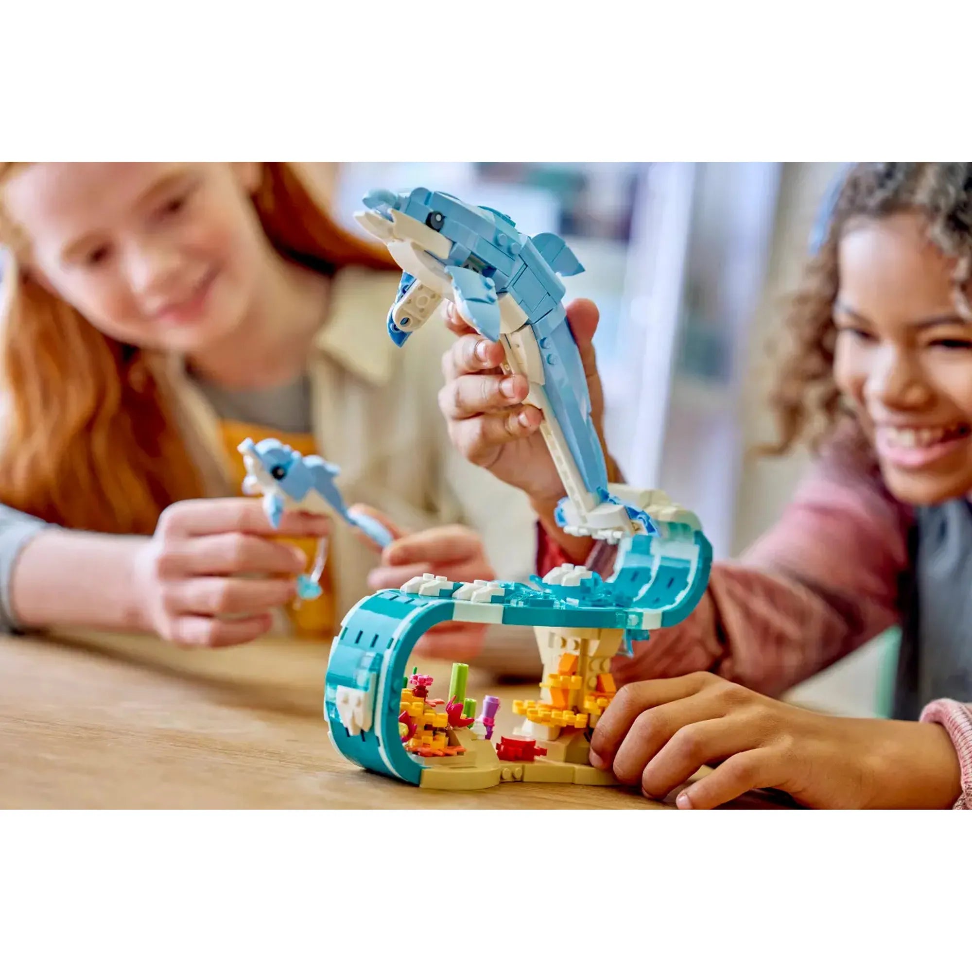 LEGO Creator: Csodálatos delfinek 31385 – Gyerekek játék közben építik és mozgatják a delfines vízi jelenetet.