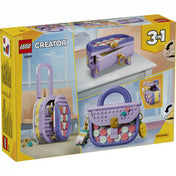 LEGO Creator 3 az 1-ben Dekorálható táska készlet hátoldali dobozképe, amely bemutatja a táska, a gurulós bőrönd és a tárolódoboz változatokat, valamint a nyitható tárolórekeszeket.