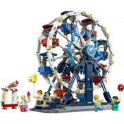 A LEGO Creator Ikonikus óriáskerék (31389) fő modellje közelről. A kék-fehér szerkezet nyolc piros és kék kabinnal, díszkivilágítással, fagylaltos standdal és vidámparki minifigurákkal látha