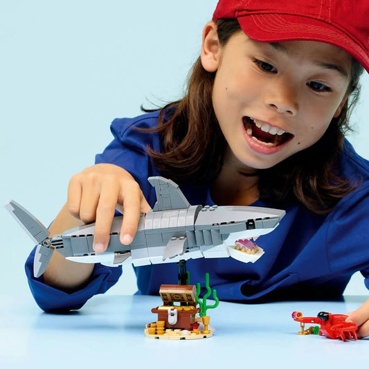 LEGO Creator 3 az 1-ben: Félelmetes cápa kincsesládával 31381 játék közben, megépített cápa modell
