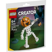 LEGO Creator Vidám Halloween csontváz (30717) polybag csomagolás, amelyen egy töklámpás fejű, lámpást tartó csontvázfigura látható Halloween hangulatú háttér előtt.