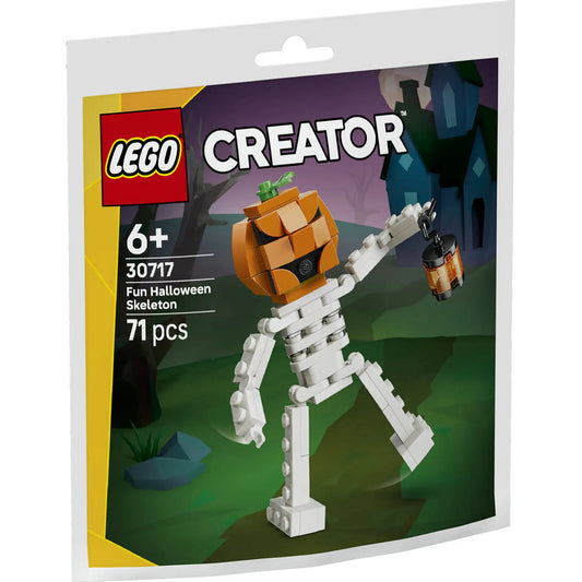 LEGO Creator Vidám Halloween csontváz (30717) polybag csomagolás, amelyen egy töklámpás fejű, lámpást tartó csontvázfigura látható Halloween hangulatú háttér előtt.