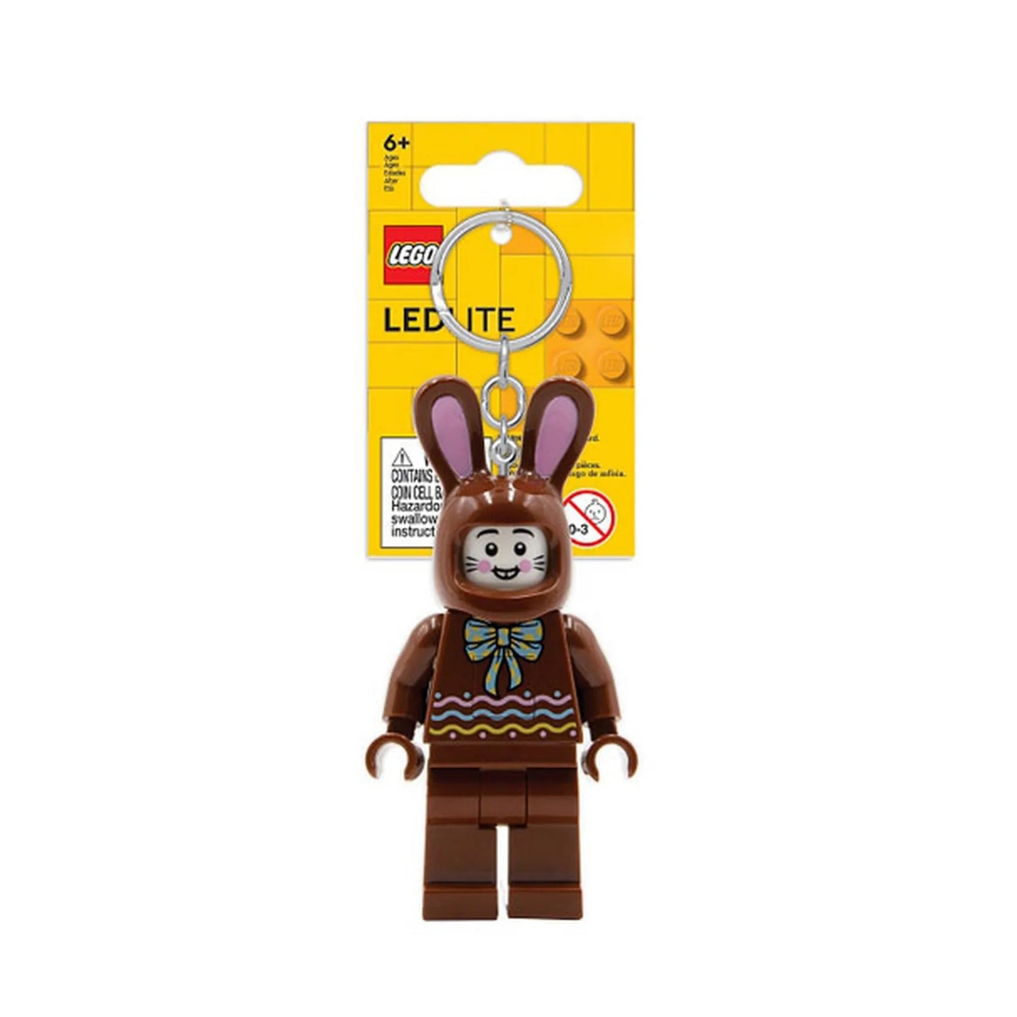 A LEGO Csokoládé nyuszi LED kulcstartó (LGL-KE180H) előlnézetből, eredeti csomagolásban, sárga háttérrel és fém kulcskarikával.