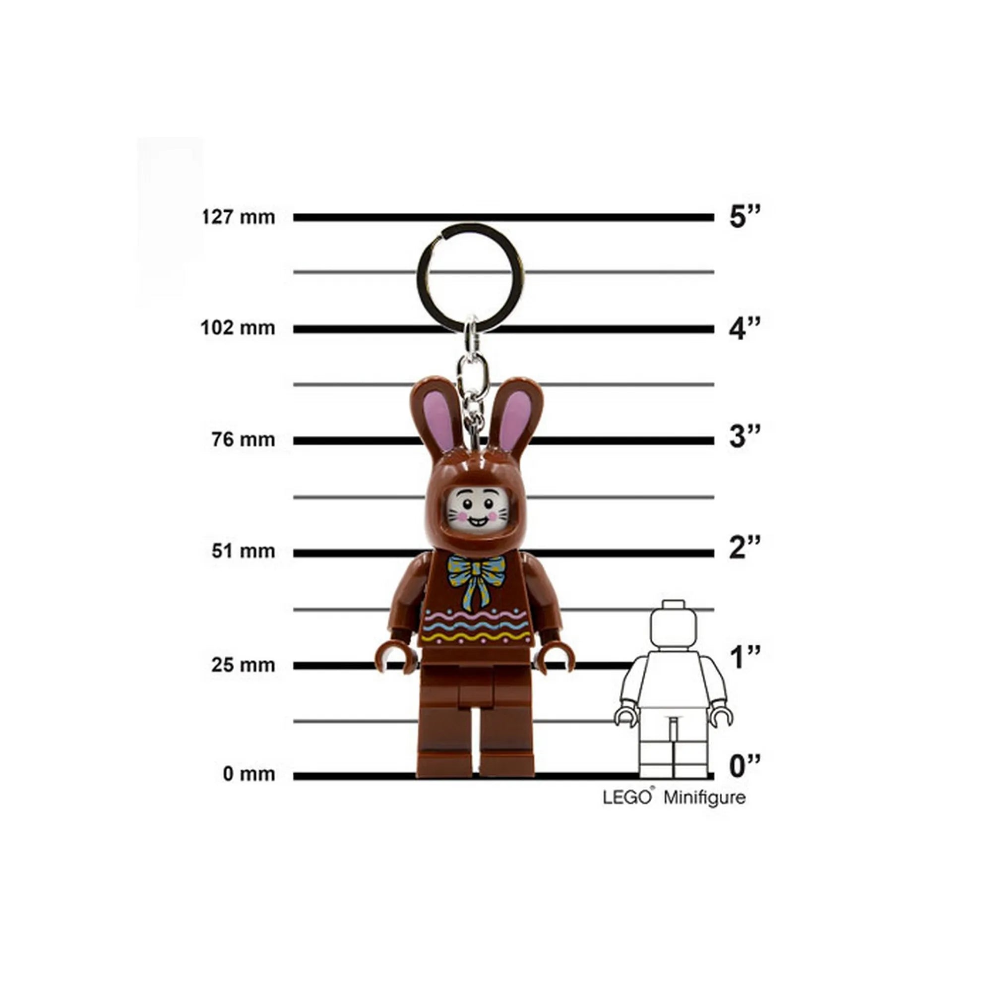 A LEGO Csokoládé nyuszi LED kulcstartó (LGL-KE180H) méretarányos bemutatása egy minifigurával összehasonlítva.