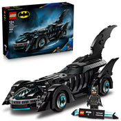 LEGO DC Super Heroes: Mindörökké Batman Batmobile (76304) dobozzal és a teljesen felépített Batmobil modellel, Batman figurával.