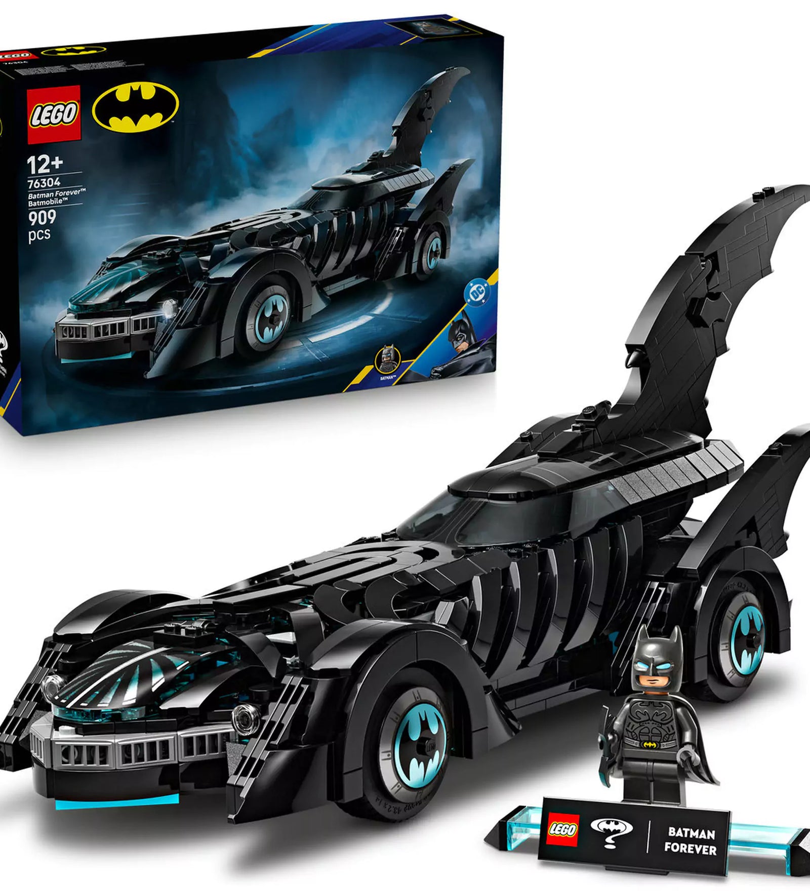 LEGO DC Super Heroes: Mindörökké Batman Batmobile (76304) dobozzal és a teljesen felépített Batmobil modellel, Batman figurával.