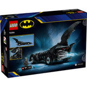 LEGO DC Super Heroes: Mindörökké Batman Batmobile (76304) doboz hátlap, a jármű részleteivel és a méreteket bemutató illusztrációkkal.