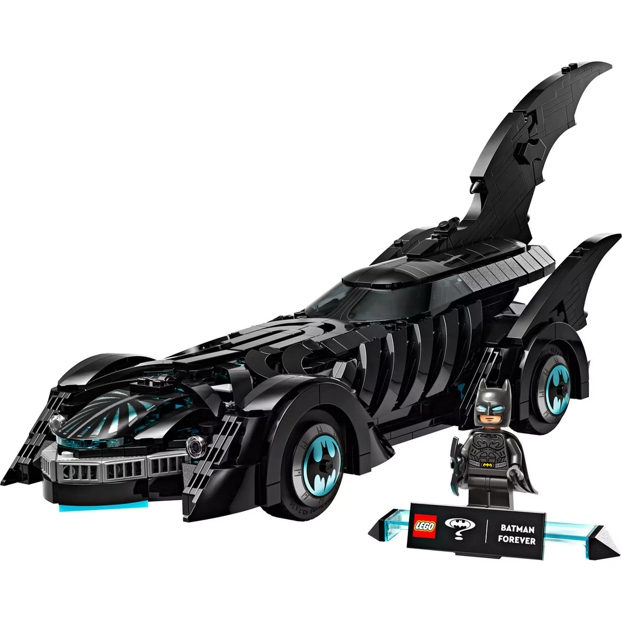 LEGO DC Super Heroes: Mindörökké Batman Batmobile (76304) épített modell Batman minifigurával és dísztalppal.