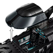 LEGO DC Super Heroes: Mindörökké Batman Batmobile (76304) nyitható pilótafülke közelről, részletes belső térrel.