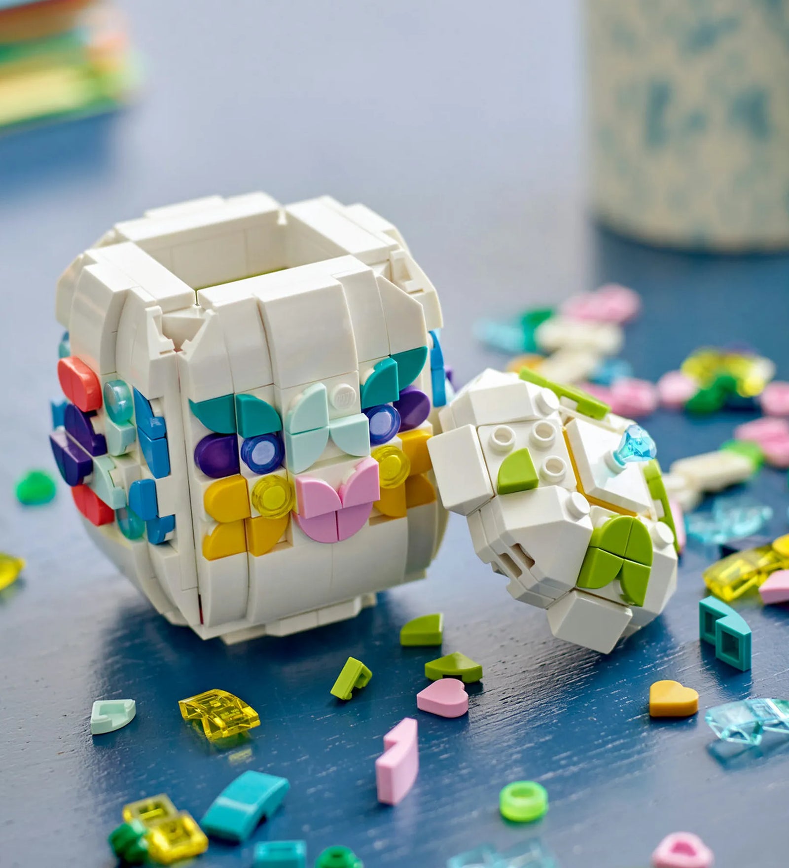 LEGO Dekoratív húsvéti tojás 40816 – Színes elemekkel díszített, nyitható LEGO húsvéti tojás, szétszedett állapotban az asztalon.