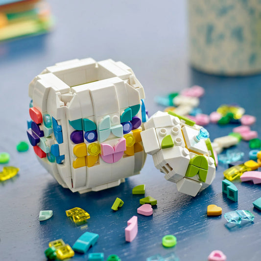 LEGO Dekoratív húsvéti tojás 40816 – Színes elemekkel díszített, nyitható LEGO húsvéti tojás, szétszedett állapotban az asztalon.