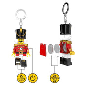 A LEGO Diótörő kulcstartó bemutatja a LED-lámpa funkciót és a cserélhető CR2025 elemeket, a világítás a figura lábából jön.